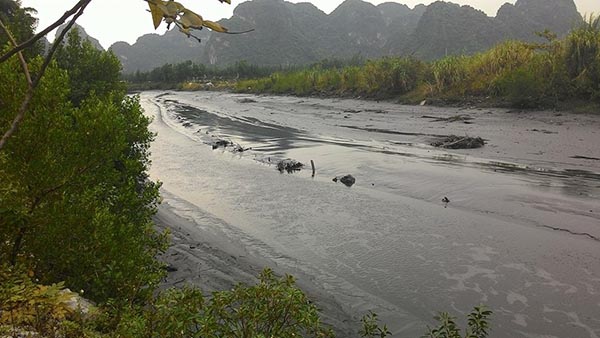 Chuyện[-]lạ[-]ở[-]Quảng[-]Ninh:[-]Ngang[-]nhiên[-]xây[-]biệt[-]thự[-]sát[-]bên[-]vịnh[-]Hạ[-]Long?